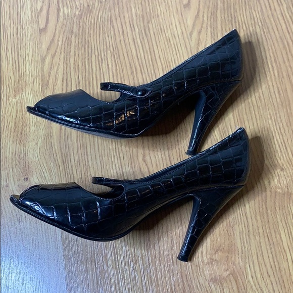 Unlisted Black Patent Leather Heels Peep toe Size8 - Picture 2 of 10
